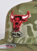 Mitchell & Ness  Camo Fitted Bulls